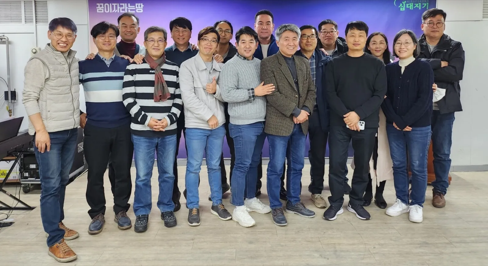 청사협 회원 열여덟 명이 행사장 앞에 나란히 서서 함께 찍은 사진